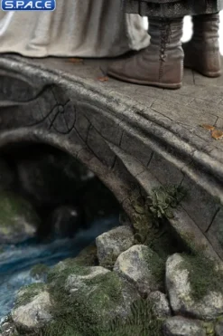 Aragorn and Arwen Mini-Statue