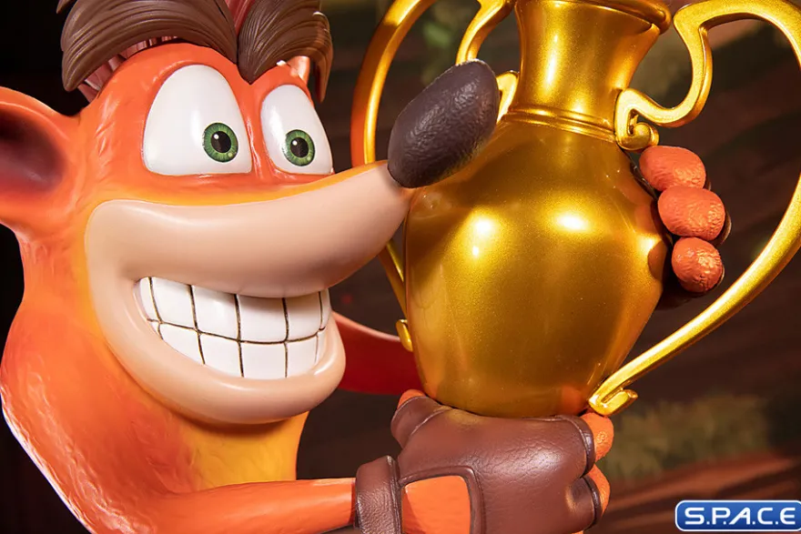 Crash »Winner« Statue