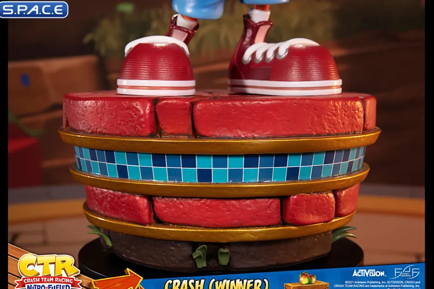 Crash »Winner« Statue