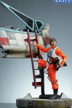 Luke Skywalker & X-Wing »Red Five, Standing By« Premium Format Figure