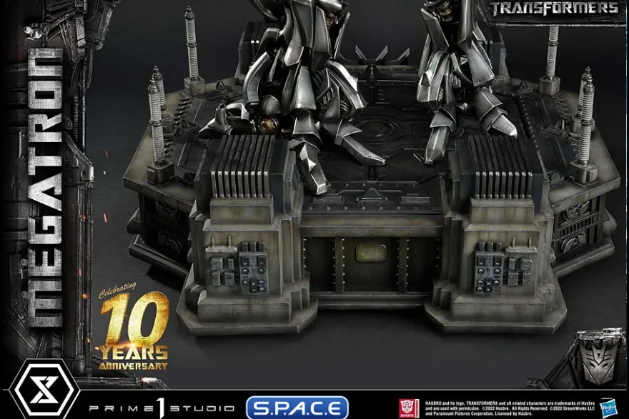 Megatron Museum Masterline Statue