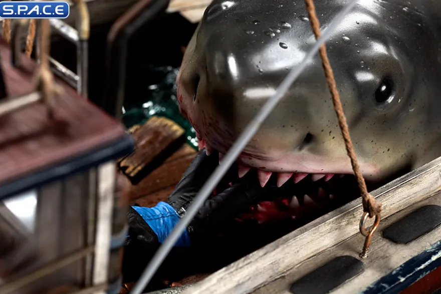 1/20 Scale Jaws Attack Demi Art Scale Statue