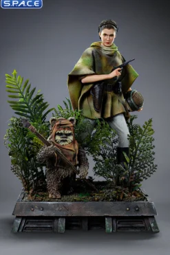 1/10 Scale Leia & Wicket Art Scale Statue