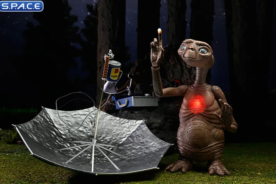 Ultimate Deluxe E.T. with LED Chest 40th Anniversary