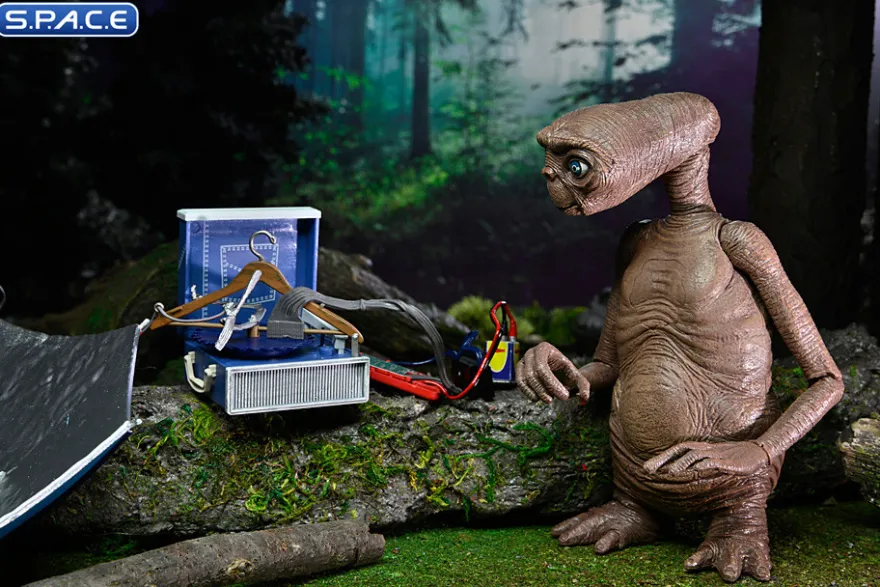 Ultimate Deluxe E.T. with LED Chest 40th Anniversary