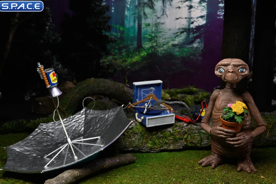 Ultimate Deluxe E.T. with LED Chest 40th Anniversary