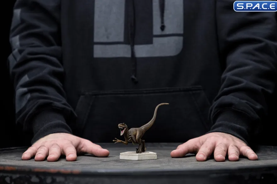 Velociraptor A Jurassic Park Icons Mini-Statue