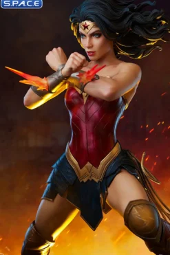 Wonder Woman »Saving the Day« Premium Format Figure