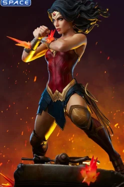 Wonder Woman »Saving the Day« Premium Format Figure