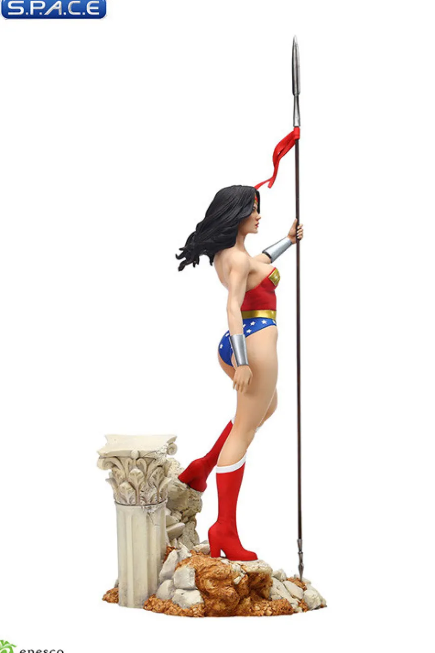 Wonder Woman Statue