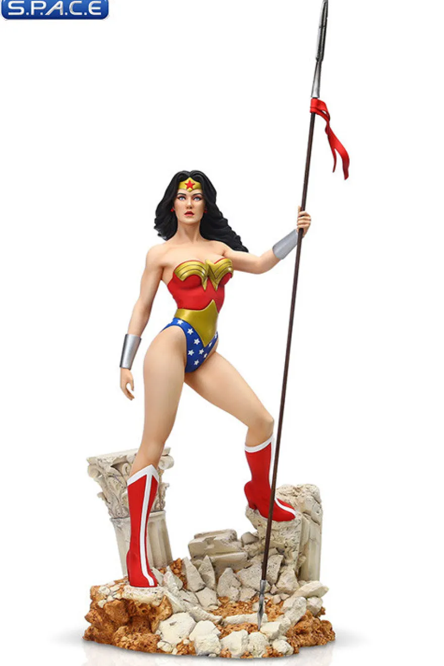 Wonder Woman Statue