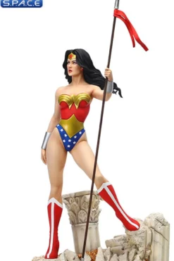 Wonder Woman Statue