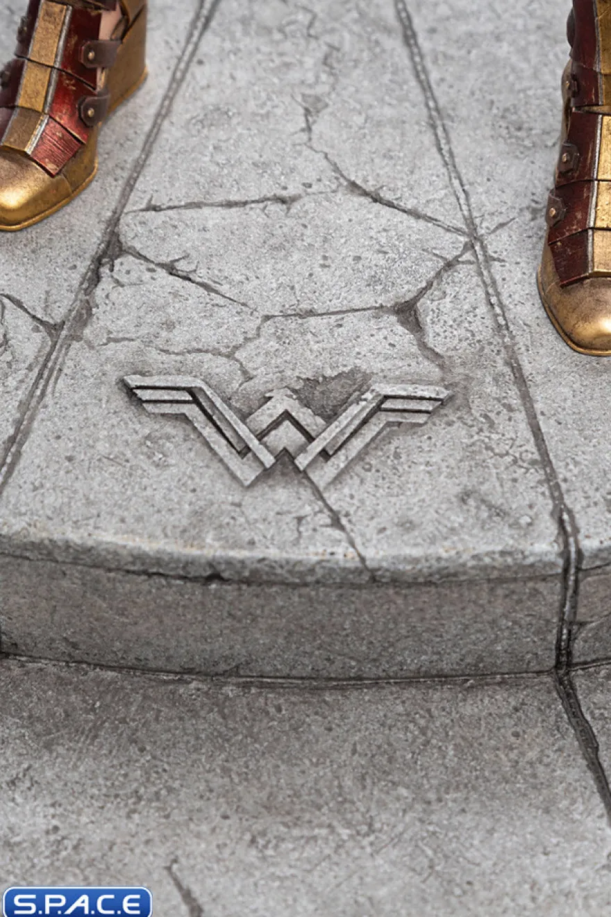 Wonder Woman Statue