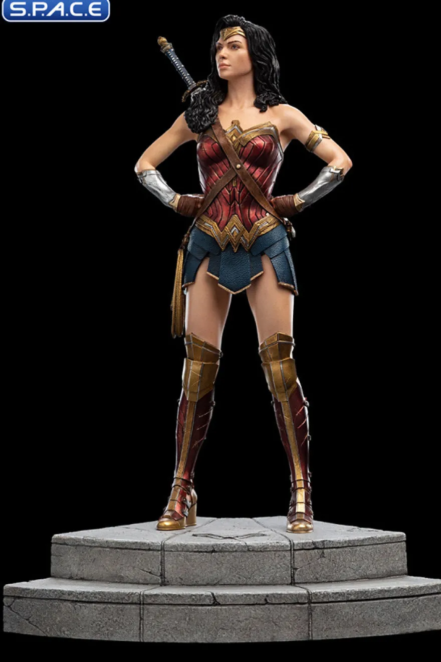 Wonder Woman Statue