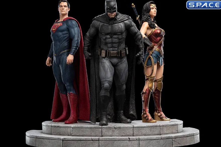 Wonder Woman Statue