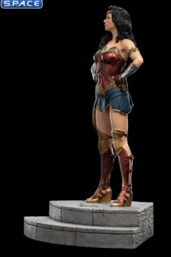 Wonder Woman Statue