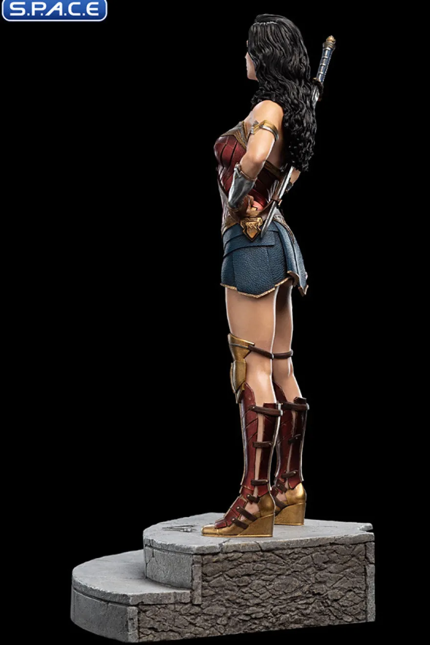 Wonder Woman Statue